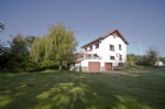 Authentieke en karaktervolle open bebouwing, gelegen in de bijzonder rustige en gegeerde woonomgeving aan de rand van Wenduine, grenzend aan het duinbos. Deze te renoveren woning, gelegen op een perceel van 794 m2 omvat: een royale inkomhall met afzonderlijk toilet, lichtrijke woonkamer grenzend aan een verande en zongericht terras, afzonderlijke keuken met bergplaats. De eerste verdieping omvat 4 slaapkamers en een badkamer met ligbad en douche. Verder beschikt deze woning nog over een 2 ruime garages (inrit via de Koninklijke baan) en grote bergruimtes in de kelderverdieping. Een eigendom met heelwat potentieel op een absolute topligging. Bijzonder geschikt voor woonst met praktijkruimte, kangoeroewoning, ... Onder deze tekst bij "documenten" vindt u het perceelsplan (23/0392)